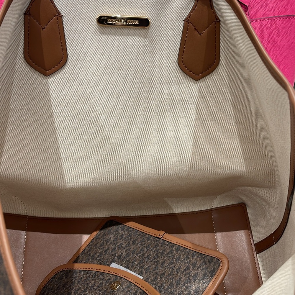 Michael Kors Eva Large Signature Logo Stripe Tote Bag
Brown 
NWT - Picture 10 of 16